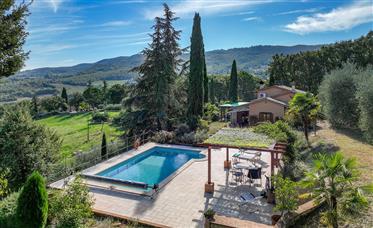 Ferme confortable dans une position panoramique avec piscine et oliveraie