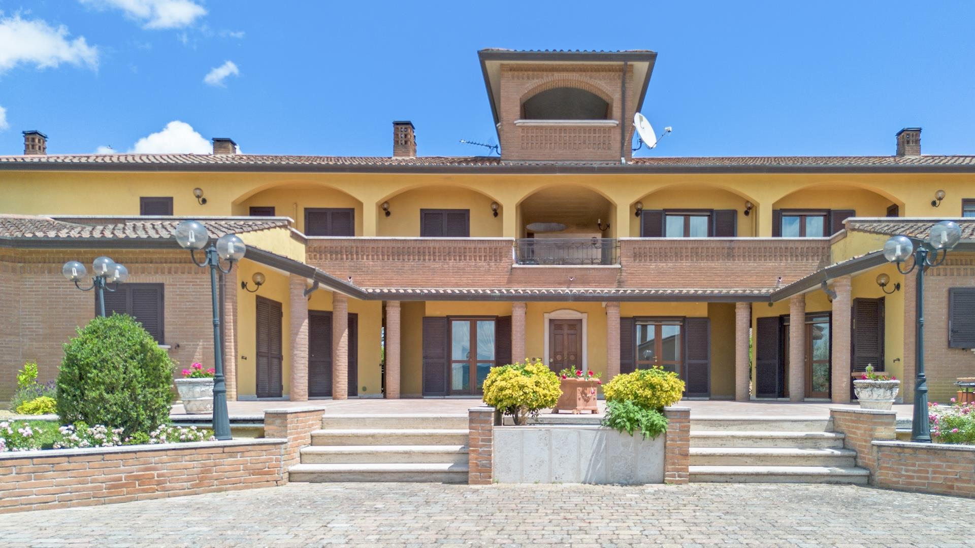 Elegante porzione di villa con vista su Todi