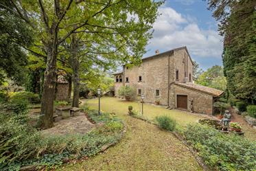 Bauernhaus aus Stein mit Blick auf Cortona, privaten See, Weinberg und Olivenhain