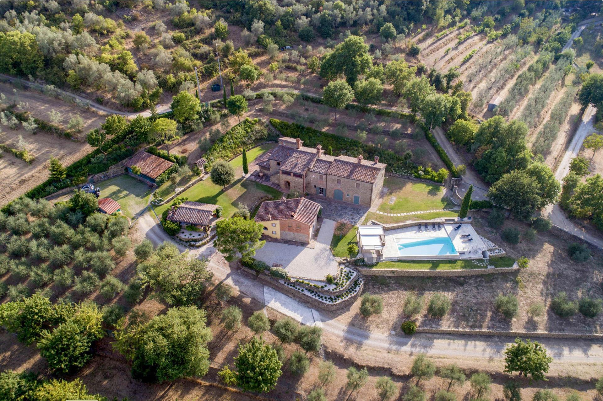 Enchanting 1700 farmhouse in a hilly countryside near Arezzo