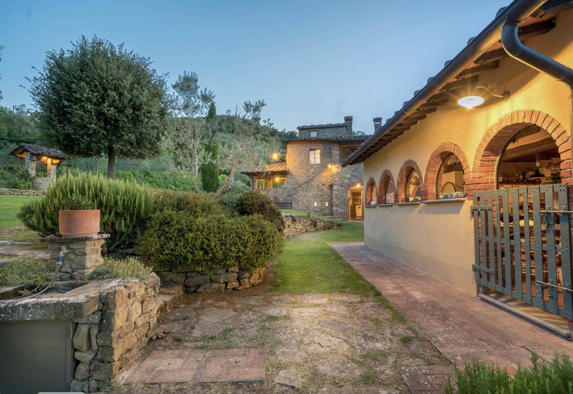 Enchanting 1700 farmhouse in a hilly countryside near Arezzo