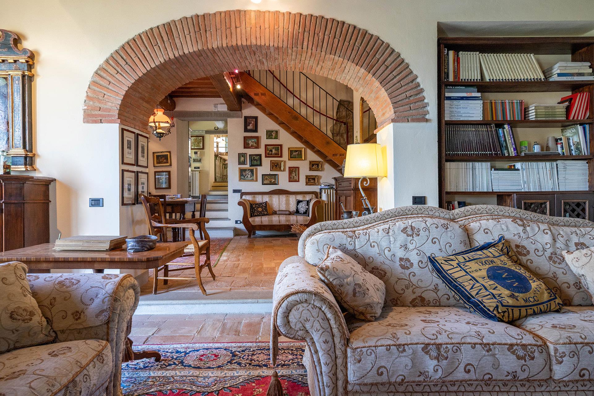 Enchanting 1700 farmhouse in a hilly countryside near Arezzo