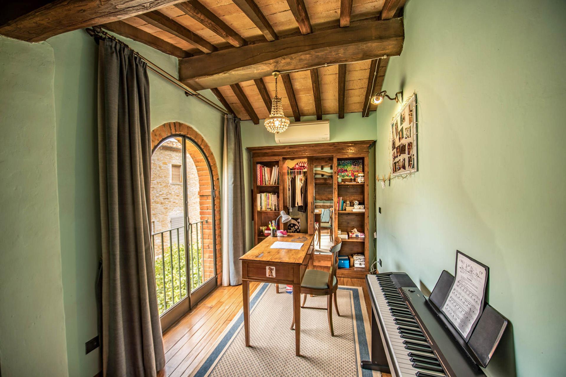 Enchanting 1700 farmhouse in a hilly countryside near Arezzo