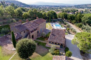 Enchanting 1700 farmhouse in a hilly countryside near Arezzo