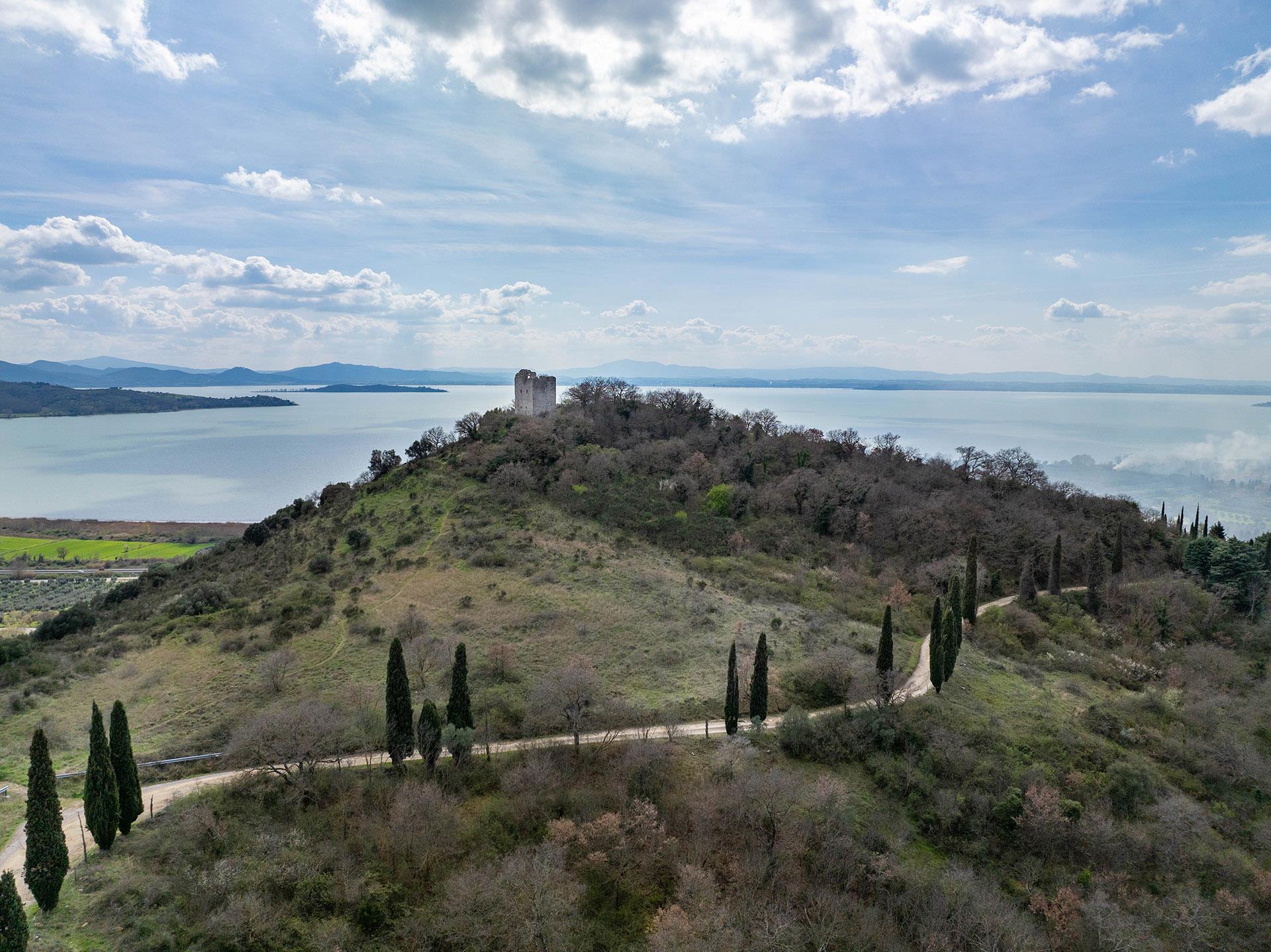  Iconic property on the shores of Lake Trasimeno 