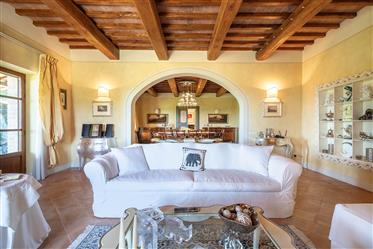 Luxurious panoramic farmhouse with park, swimming pool and Spa