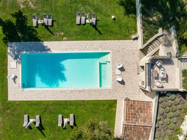 Design-Bauernhaus mit Pool und privatem Park