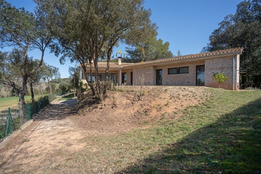 Villa moderne à vendre, entourée par la nature et située dans une petite et belle ville du Baix Empo