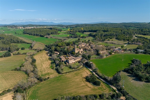Moderne villa te koop, midden in de natuur en gelegen in een klein en mooi dorpje in de Baix Empo