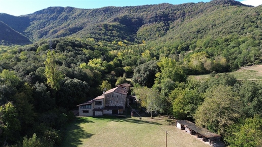 Duizend jaar oude boerderij te koop in het natuur- en vulkanisch park van La Garrotxa
