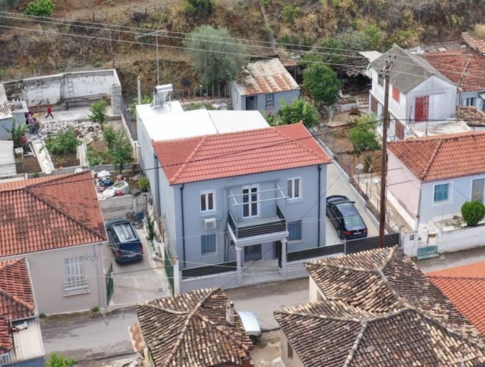 Częściowo odnowiony, dwupiętrowy wolnostojący dom o powierzchni 150 m² w Aigio