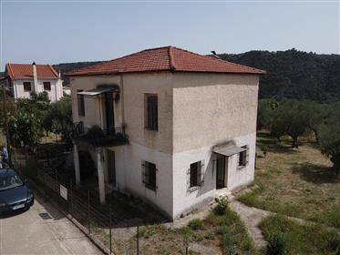 Samostojeća kuća površine 183 m2 s okućnicom od 865 m2 u Dimitropoulosu, Aigialeia