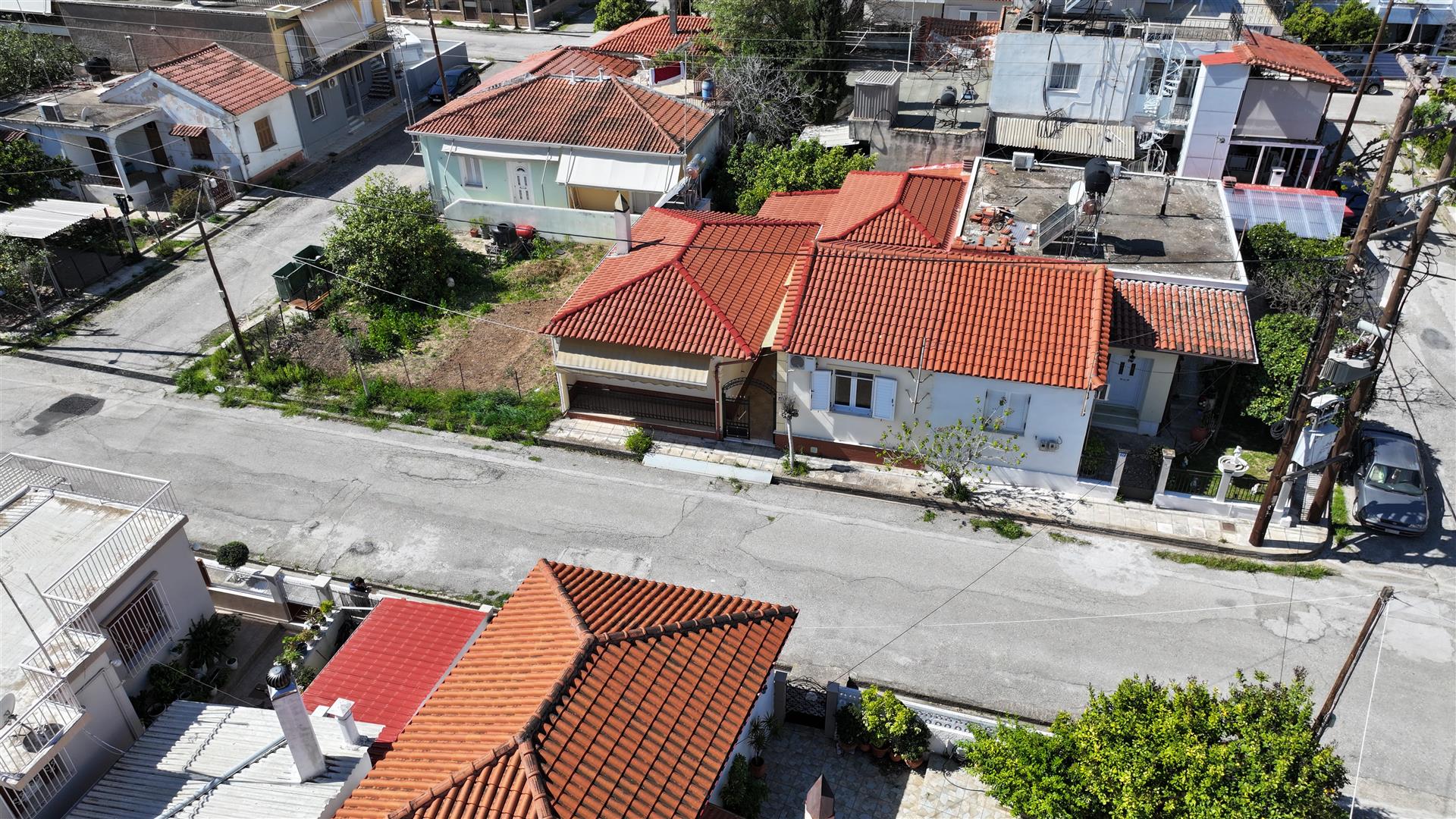 Twee vrijstaande huizen op de begane grond van 61,38 m² en 41,38 m² in Aigio