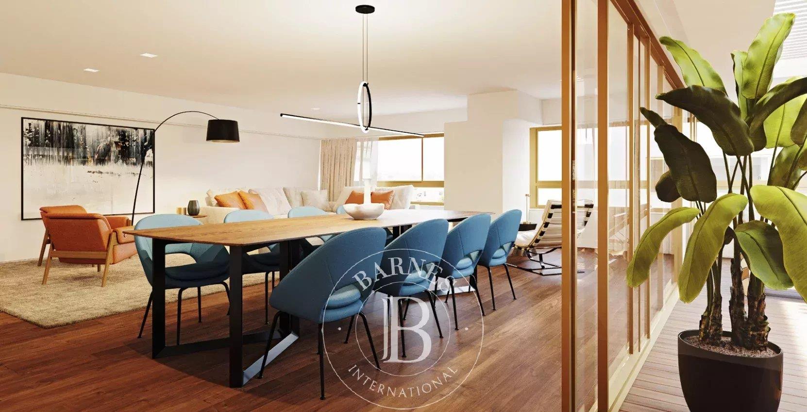 Penthouse avec piscine et vue sur la mer