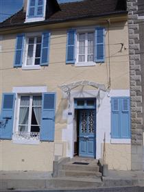 Casa sat fermecător în istoric tapiserie a face zona de Limousin.