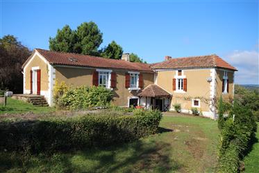 Stuehus og stald i Dordogne