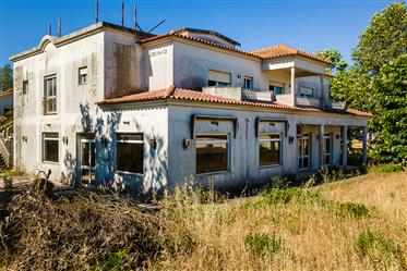 Building in the municipality of Sesimbra - Opportunity for Golden Visa