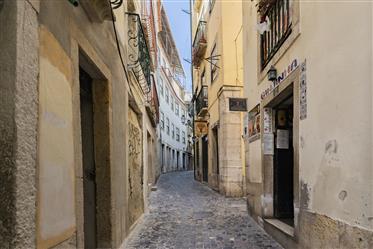 Prédio de 2 pisos inserido na zona histórica de Lisboa em Alfama