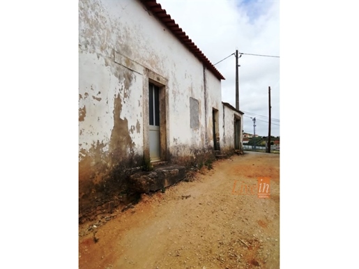 Moradia Isolada T3 Para Remodelação Total Com Terreno em Torres Vedras