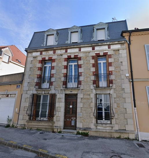 Very nice renovated building in the heart of Lons le Saunier