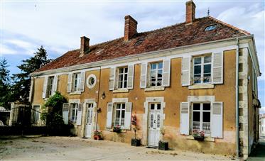 Hermosa mansión renovada en el pueblo de Parc de la Brenne con 5/6 dormitorios y jardín. 