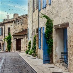 Smukt restaureret middelalderlig bolig til salg i eventyr syd for Frankrig landsby
