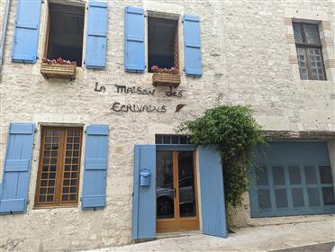 Smukt restaureret middelalderlig bolig til salg i eventyr syd for Frankrig landsby