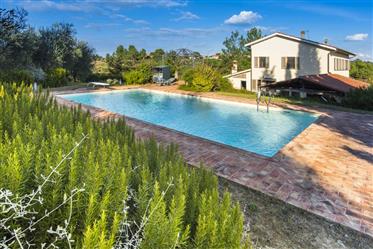Palaia: Villa mit Garten und Pool