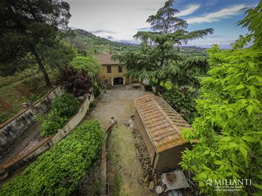 Bauernhaus in der Landschaft von Volterra mit 1,5 ha Land und Schwimmbad