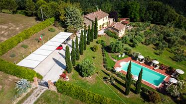Beautiful farmhouse used as a B&B with 4 ha of land and swimming pool in a panoramic position 