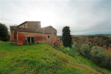 For sale farmhouse and barn to renovate with 7 ha of land in panoramic position