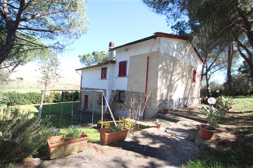 Chianni: detached house to be restored with garden and swimming pool, facing the street