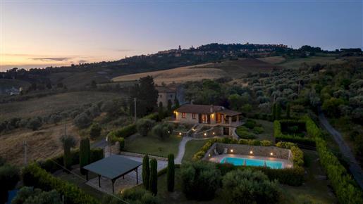 Villa met 2 slaapkamers en zwembad op het platteland van Volterra