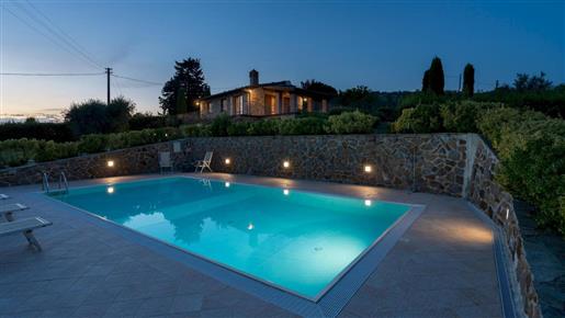 Chalet de 2 dormitorios con piscina en el campo de Volterra