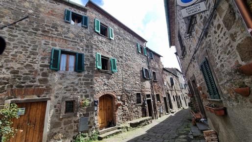 Townhouse with 2 bedrooms for sale in the center of Montecatini Val di Cecina 
