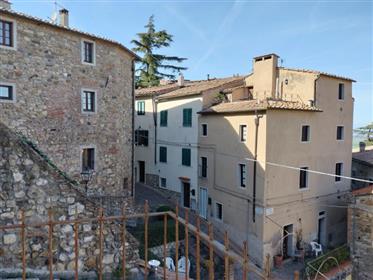 Beautiful townhouse with 2 panoramic terraces in the center of Orciatico