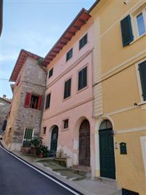 Beautiful townhouse with 2 panoramic terraces in the center of Orciatico