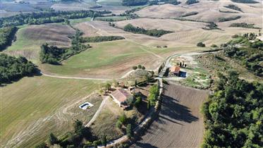 Volterra: Bauernhaus mit Nebengebäuden, Grundstück und Schwimmbad komplett restauriert