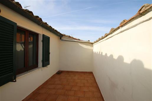 Fourth floor apartment with terrace and balcony in the center of Volterra