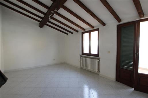 Appartamento piano quarto con terrazzo e balcone nel centro di Volterra