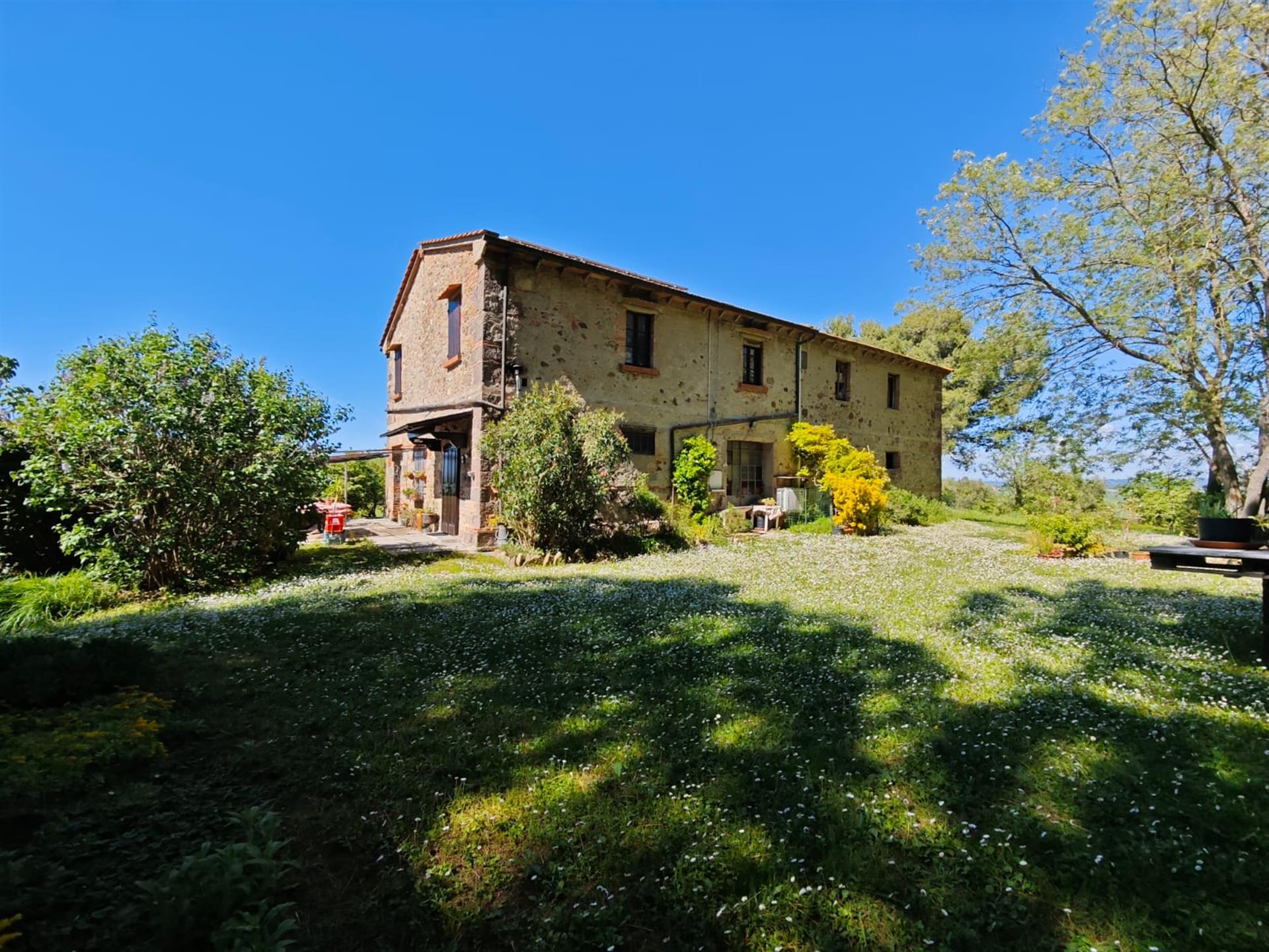 Lajatico: Bauernhaus zum Verkauf in Panoramalage mit 2 Hektar Land