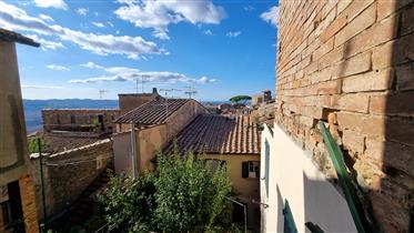 For sale 2 apartments in the historic center of Volterra, with garden and terrace,.