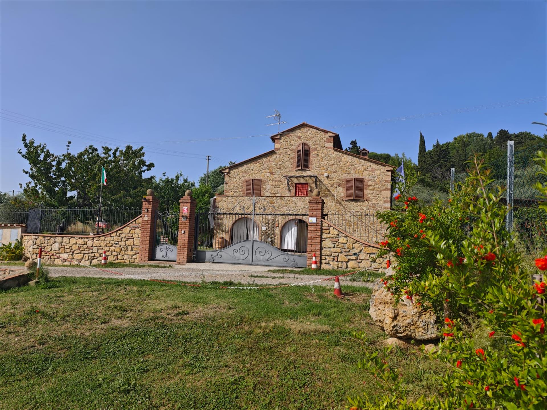 Volterra: a pochi muniti dal centro, vendesi casa di campagna con giardino, esposta a sud-ovest