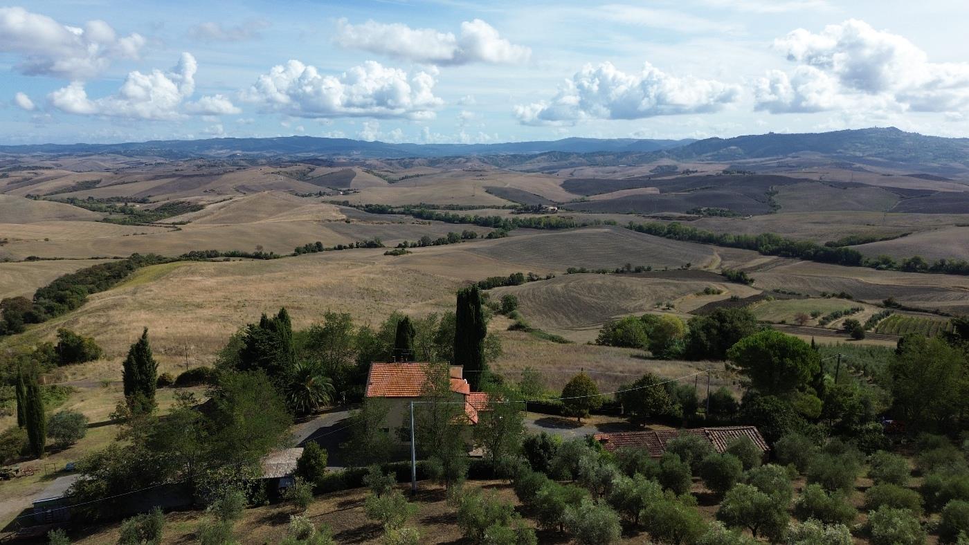 Montecatini Val di cecina: country house for sale divided into 2 apartments with 4.5 hectares of la