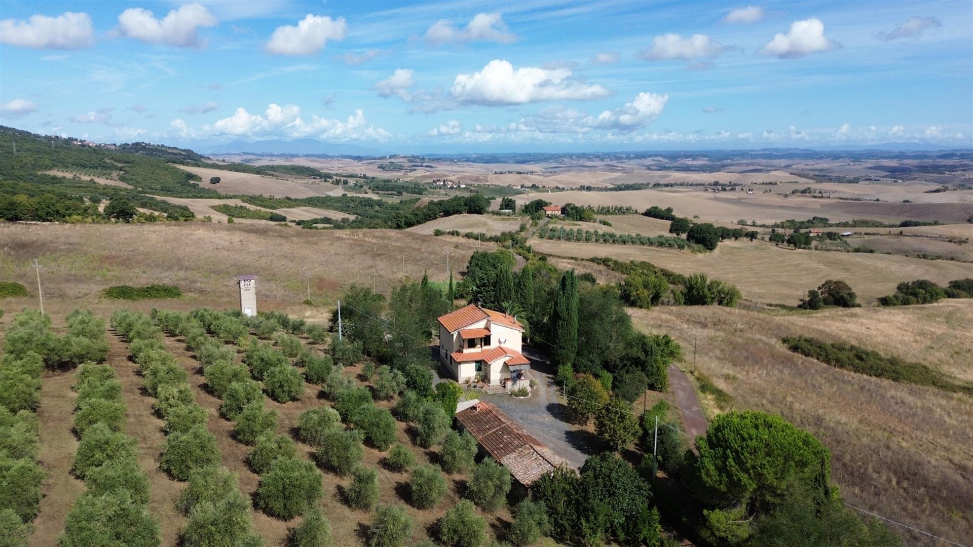 Montecatini Val di cecina: country house for sale divided into 2 apartments with 4.5 hectares of la