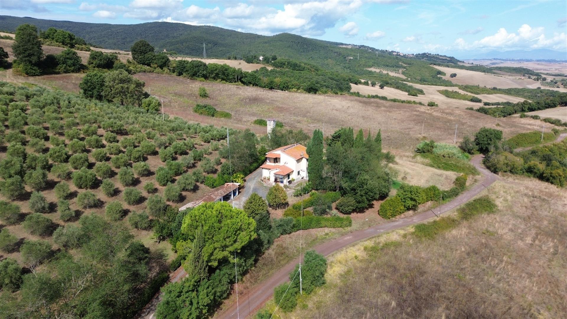 Montecatini Val di cecina: country house for sale divided into 2 apartments with 4.5 hectares of la
