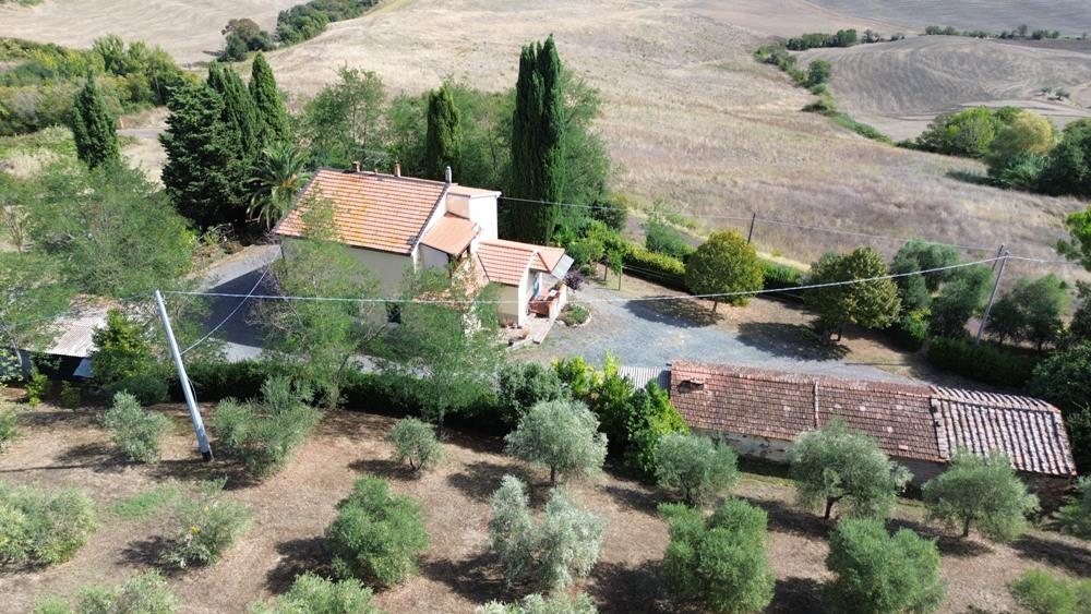 Montecatini Val di cecina: country house for sale divided into 2 apartments with 4.5 hectares of la