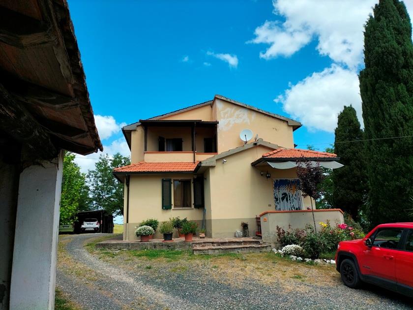 Montecatini Val di cecina: country house for sale divided into 2 apartments with 4.5 hectares of la