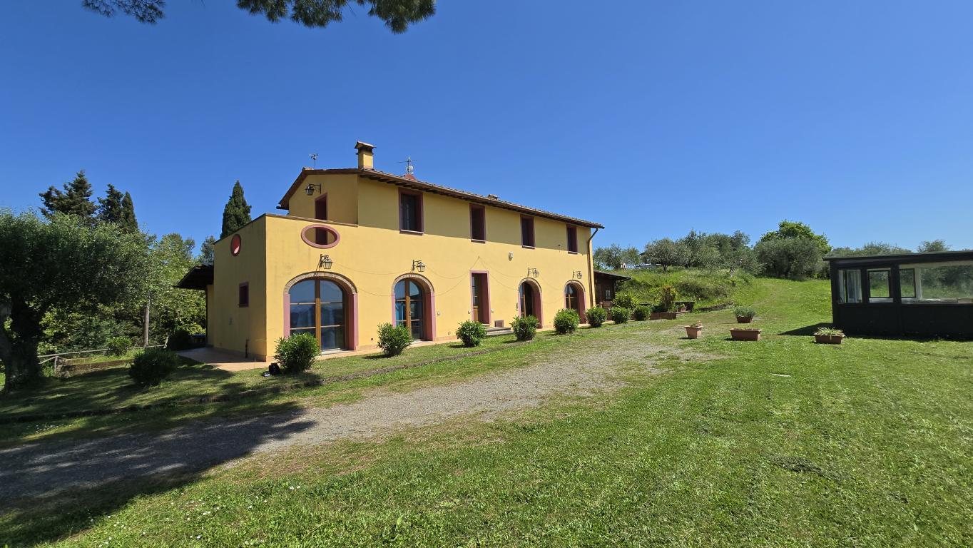 Palaia: farm for sale in a panoramic position