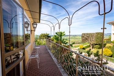 Lajatico: villa, der skal restaureres med have i panoramisk position få skridt fra pladsen